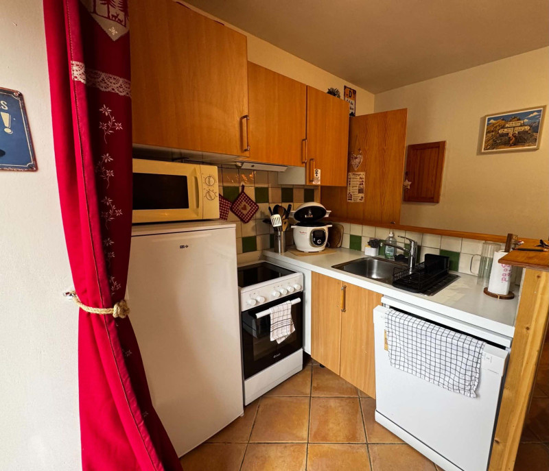COIN CUISINE - MAISON LES MARMOTTES - APPARTEMENT RDC - VALLOIRE LA RUAZ