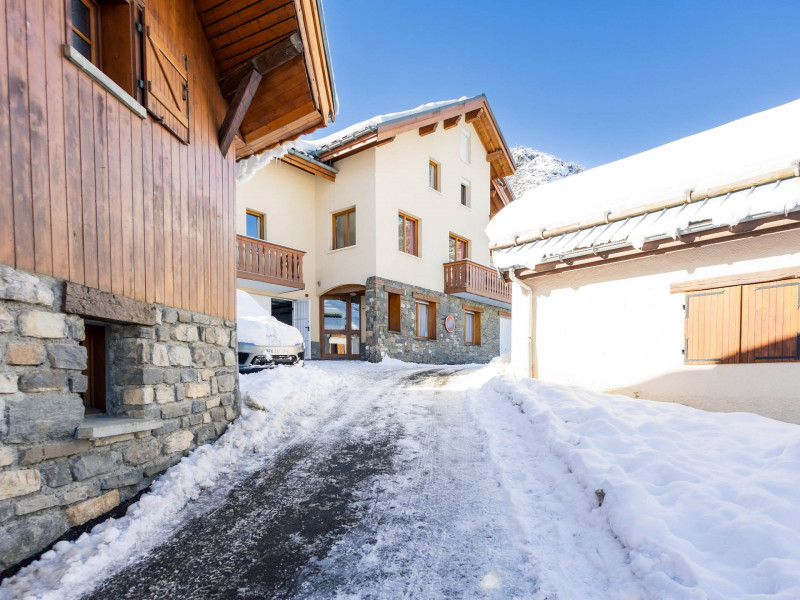 VUE 2 HIVER LES ROCHES FLEURIES - VALLOIRE CENTRE - VALLOIRE RESERVATIONS