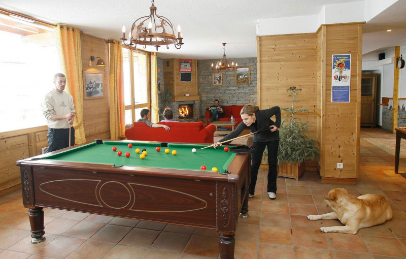 BILLARD ACCUEIL SALON - LES CHALETS DE LA VALLEE D'OR ODALYS - VALLOIRE LES CHARBONNIERES BILLARD ACCUEIL SALON - LES CHALETS DE LA VALLEE D'OR ODALYS - VALLOIRE LES CHARBONNIERES