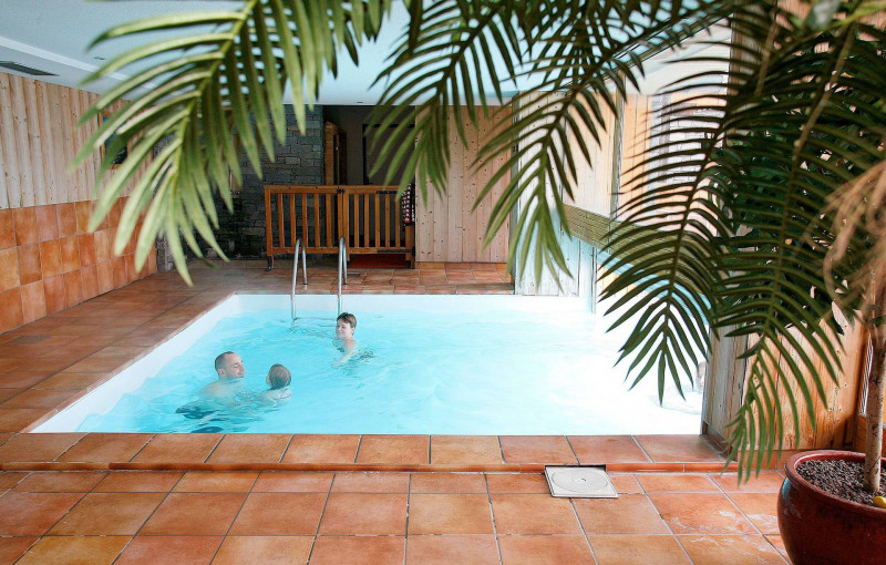 PISCINE SEMI-COUVERTE - LES CHALETS DE LA VALLEE D'OR ODALYS - VALLOIRE LES CHARBONNIERES PISCINE SEMI-COUVERTE - LES CHALETS DE LA VALLEE D'OR ODALYS - VALLOIRE LES CHARBONNIERES