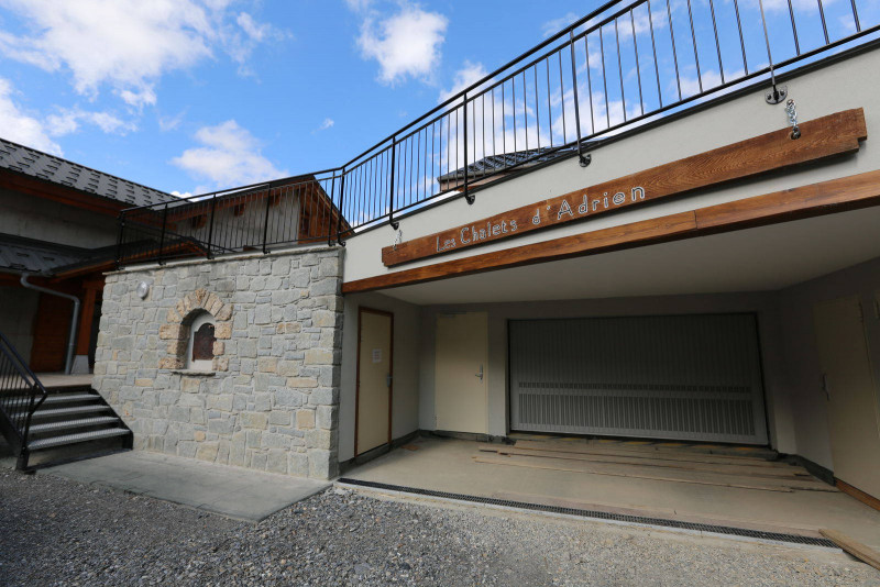 ENTRÉE GARAGES LES CHALETS D'ADRIEN - VALLOIRE ENTRÉE GARAGES LES CHALETS D'ADRIEN - VALLOIRE