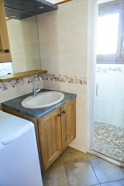 SALLE DE BAIN - APPARTEMENT LES CHARDONNETS A3 - VALLOIRE CENTRE SALLE DE BAIN - APPARTEMENT LES CHARDONNETS A3 - VALLOIRE CENTRE
