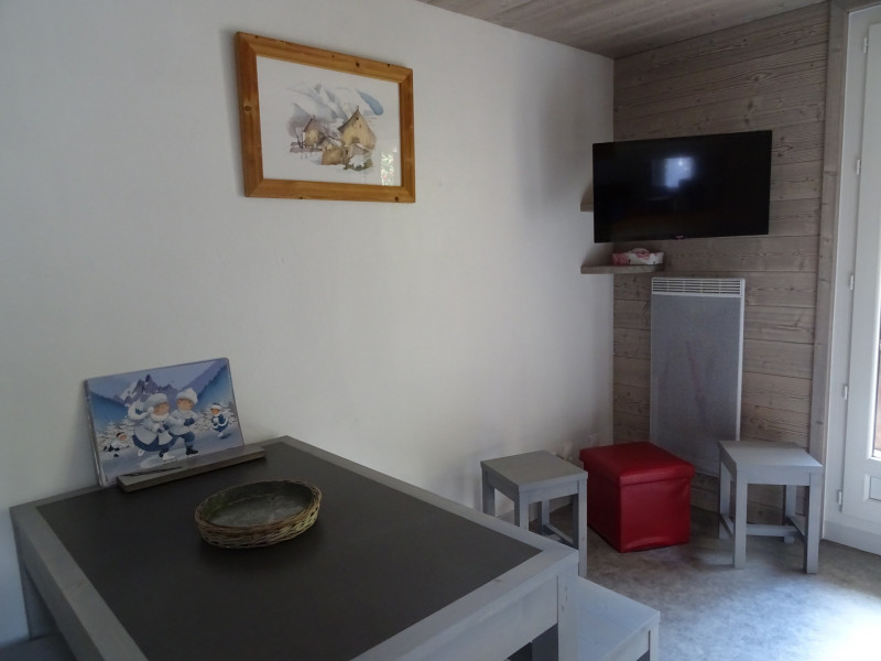 SALLE A MANGER - STUDIO CRETES 116 - VALLOIRE CENTRE - VALLOIRE RESERVATIONS SALLE A MANGER - STUDIO CRETES 116 - VALLOIRE CENTRE - VALLOIRE RESERVATIONS