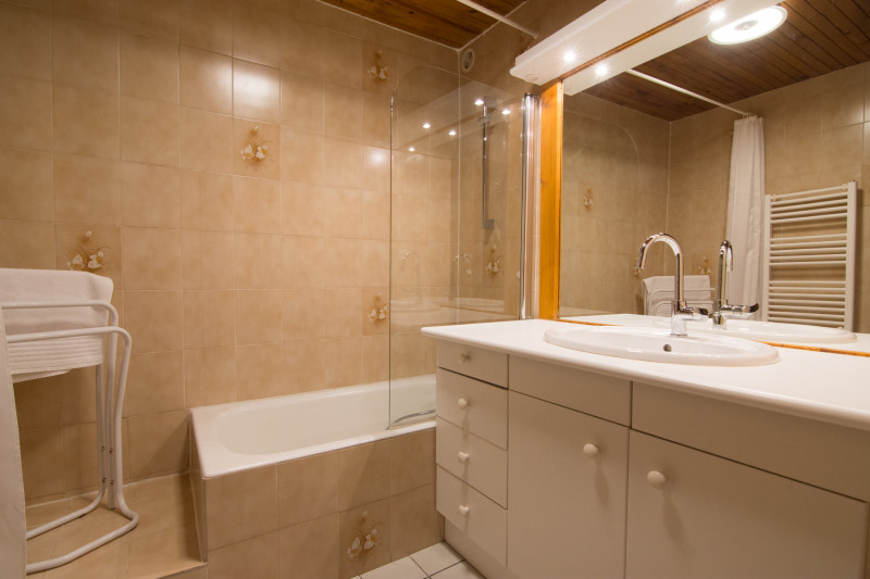 SALLE DE BAINS - APPARTEMENT COTAMORE 2 - VALLOIRE CENTRE SALLE DE BAINS - APPARTEMENT COTAMORE 2 - VALLOIRE CENTRE