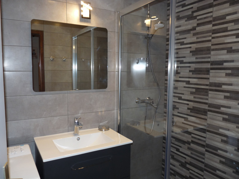 SALLE D'EAU - APPARTEMENT LE PRAZ 01 - VALLOIRE CENTRE SALLE D'EAU - APPARTEMENT LE PRAZ 01 - VALLOIRE CENTRE