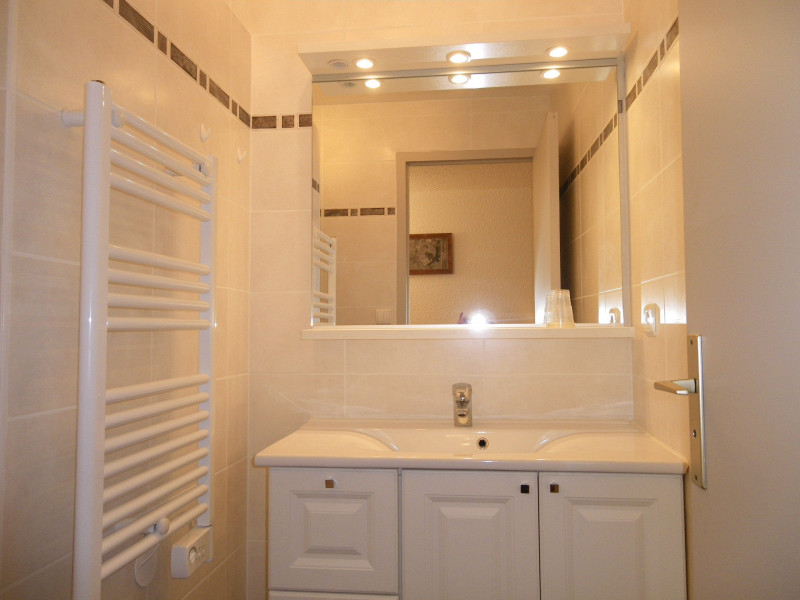 SALLE D'EAU - APPARTEMENT LE PRAZ 14 - VALLOIRE CENTRE SALLE D'EAU - APPARTEMENT LE PRAZ 14 - VALLOIRE CENTRE