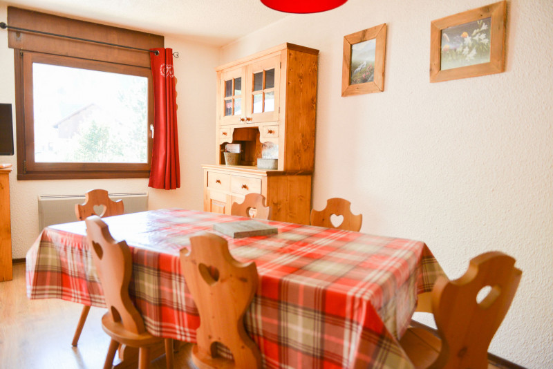 SALLE A MANGER - APPARTEMENT LE PRAZ 15 - VALLOIRE CENTRE SALLE A MANGER - APPARTEMENT LE PRAZ 15 - VALLOIRE CENTRE