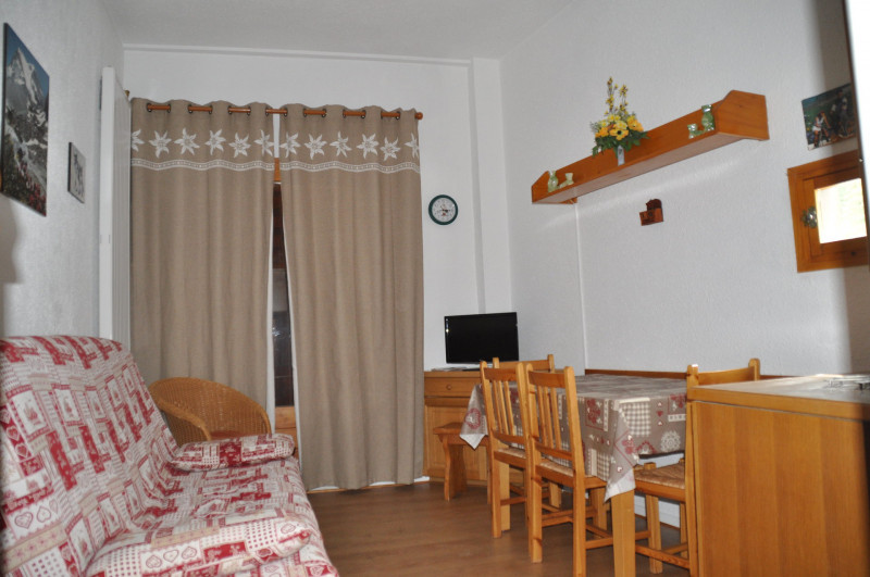 SALON - STUDIO CASSETTES 20 - VALLOIRE CENTRE - VALLOIRE RESERVATIONS SALON - STUDIO CASSETTES 20 - VALLOIRE CENTRE - VALLOIRE RESERVATIONS