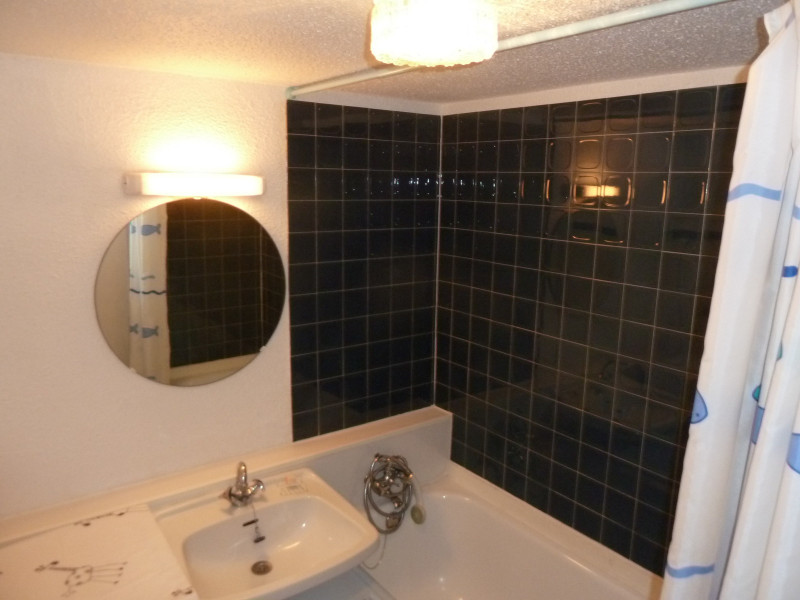 SALLE DE BAIN - STUDIO CASSETTES 13 - VALLOIRE CENTRE SALLE DE BAIN - STUDIO CASSETTES 13 - VALLOIRE CENTRE