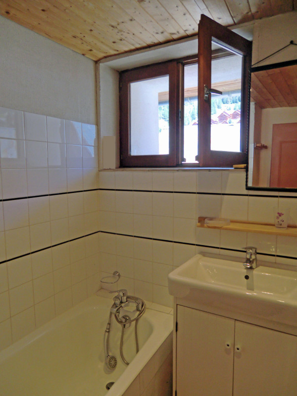 SALLE DE BAIN - APPARTEMENT LE CHARDON BLEU 8 - VALLOIRE CENTRE SALLE DE BAIN - APPARTEMENT LE CHARDON BLEU 8 - VALLOIRE CENTRE