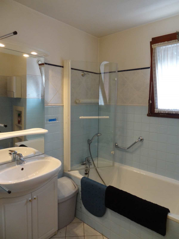 SALLE DE BAIN - APPARTEMENT VAL D'AUREA 1 - VALLOIRE CENTRE - VALLOIRE RESERVATIONS SALLE DE BAIN - APPARTEMENT VAL D'AUREA 1 - VALLOIRE CENTRE - VALLOIRE RESERVATIONS