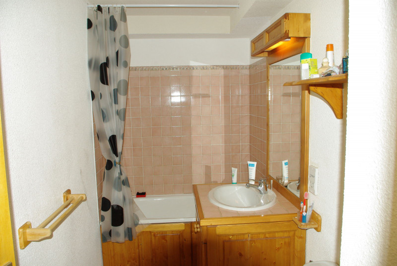 SALLE DE BAIN - STUDIO BON ACCUEIL 11 - VALLOIRE CENTRE SALLE DE BAIN - STUDIO BON ACCUEIL 11 - VALLOIRE CENTRE