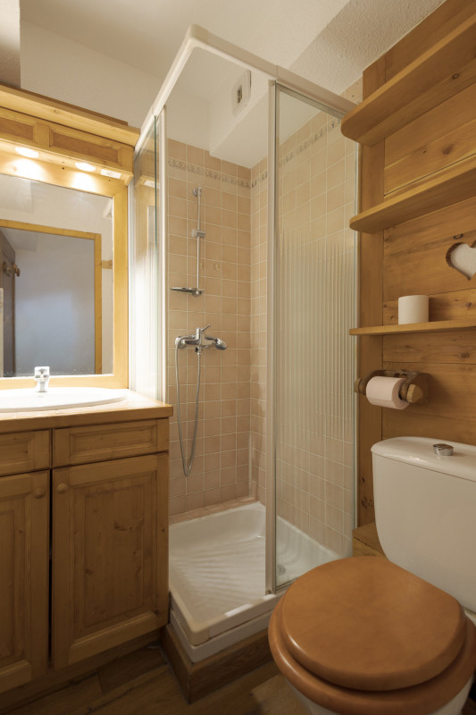 SALLE DE BAINS - STUDIO BON ACCUEIL 41 - VALLOIRE CENTRE SALLE DE BAINS - STUDIO BON ACCUEIL 41 - VALLOIRE CENTRE