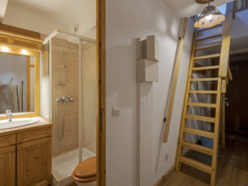 SALLE DE BAINS et ACCES MEZZANINE - STUDIO BON ACCUEIL 41 - VALLOIRE CENTRE SALLE DE BAINS et ACCES MEZZANINE - STUDIO BON ACCUEIL 41 - VALLOIRE CENTRE