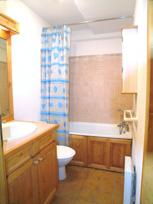 SALLE DE BAIN - STUDIO BON ACCUEIL 16 - VALLOIRE CENTRE