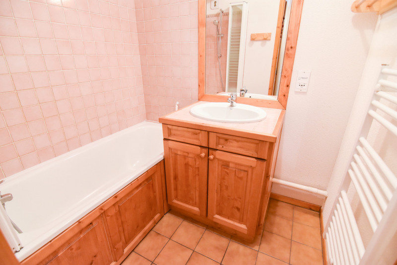 SALLE DE BAIN - APPARTEMENT BON ACCUEIL 12 - VALLOIRE CENTRE SALLE DE BAIN - APPARTEMENT BON ACCUEIL 12 - VALLOIRE CENTRE