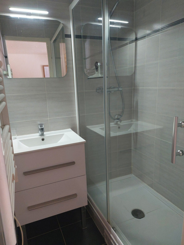 SALLE D'EAU - APPARTEMENT BETELGEUSE 83 - VALLOIRE CENTRE SALLE D'EAU - APPARTEMENT BETELGEUSE 83 - VALLOIRE CENTRE