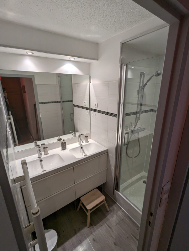 SALLE D'EAU - APPARTEMENT BETELGEUSE 50 - VALLOIRE CENTRE SALLE D'EAU - APPARTEMENT BETELGEUSE 50 - VALLOIRE CENTRE