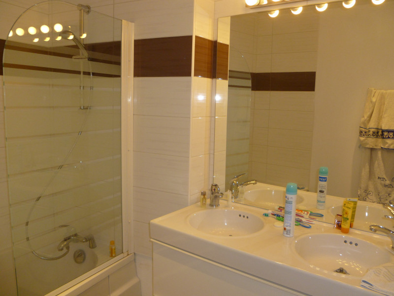 SALLE DE BAINS - APPARTEMENT LES ROCHILLES 4 - VALLOIRE CENTRE SALLE DE BAINS - APPARTEMENT LES ROCHILLES 4 - VALLOIRE CENTRE
