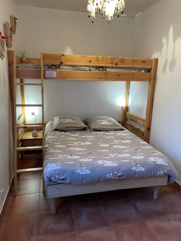 CHAMBRE - APPARTEMENT ROCHEVERT 32 CHAMBRE - APPARTEMENT ROCHEVERT 32
