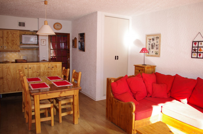 SALON - STUDIO VIEUX MOULIN A 10 - VALLOIRE CENTRE - VALLOIRE RESERVATIONS SALON - STUDIO VIEUX MOULIN A 10 - VALLOIRE CENTRE - VALLOIRE RESERVATIONS
