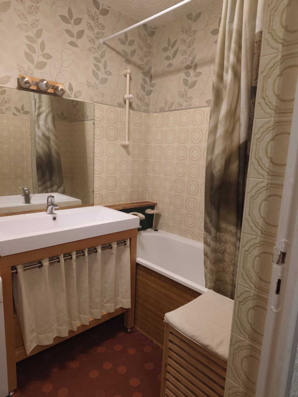 SALLE DE BAIN - STUDIO VIEUX MOULIN A 10 - VALLOIRE CENTRE SALLE DE BAIN - STUDIO VIEUX MOULIN A 10 - VALLOIRE CENTRE