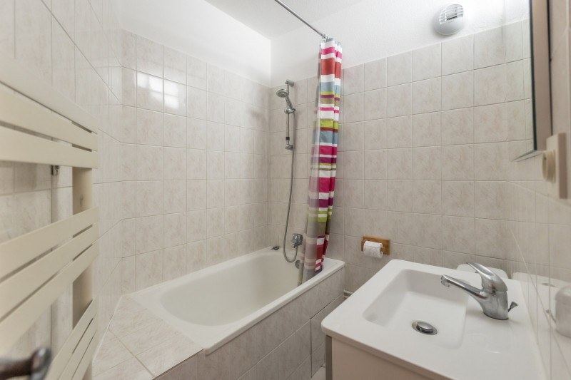 SALLE DE BAIN - STUDIO Z'ESHERRION 19 - VALLOIRE CENTRE SALLE DE BAIN - STUDIO Z'ESHERRION 19 - VALLOIRE CENTRE