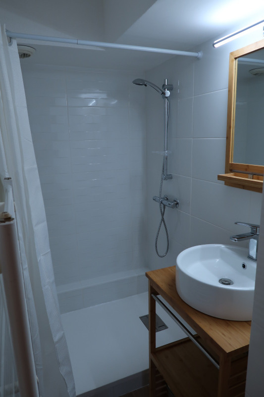 SALLE D'EAU - APPARTEMENT REGAIN A2 - VALLOIRE CENTRE SALLE D'EAU - APPARTEMENT REGAIN A2 - VALLOIRE CENTRE