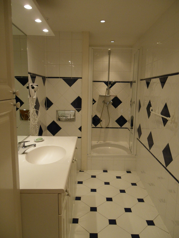 SALLE D'EAU- APPARTEMENT RAPIN ALAIN - VALLOIRE CENTRE SALLE D'EAU- APPARTEMENT RAPIN ALAIN - VALLOIRE CENTRE