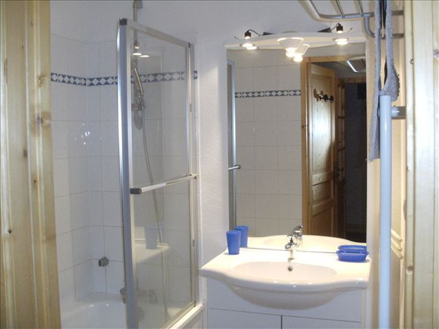 SALLE DE BAIN - APPARTEMENT LA CLAREE C6 - VALLOIRE LES PLANS SALLE DE BAIN - APPARTEMENT LA CLAREE C6 - VALLOIRE LES PLANS
