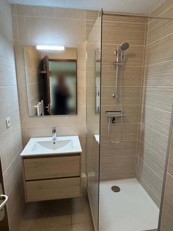 SALLE D'EAU - APPARTEMENT LES VALMONTS CHARDON 42 - LES CHARBONNIERES VALLOIRE SALLE D'EAU - APPARTEMENT LES VALMONTS CHARDON 42 - LES CHARBONNIERES VALLOIRE