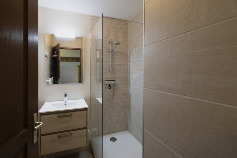 SALLE D'EAU - APPARTEMENT LES VALMONTS CHARDON 42 - LES CHARBONNIERES VALLOIRE SALLE D'EAU - APPARTEMENT LES VALMONTS CHARDON 42 - LES CHARBONNIERES VALLOIRE