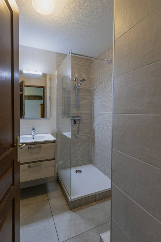SALLE D'EAU - APPARTEMENT LES VALMONTS CHARDON 42 - LES CHARBONNIERES VALLOIRE SALLE D'EAU - APPARTEMENT LES VALMONTS CHARDON 42 - LES CHARBONNIERES VALLOIRE