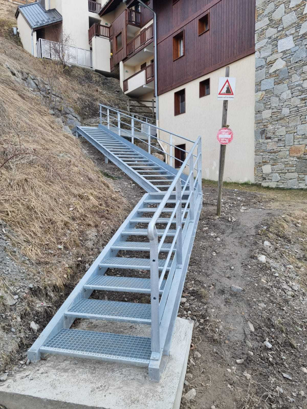 Escalier menant directement à la coursive de l’appartement - LES VALMONTS APPARTEMENT DAPHNE 32 - VALLOIRE LES CHARBONNIERES Escalier menant directement à la coursive de l’appartement - LES VALMONTS APPARTEMENT DAPHNE 32 - VALLOIRE LES CHARBONNIERES