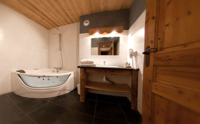 SALLE DE BAINS - APPARTEMENT LES ALPAGES D'AUGUSTE GALTA - VALLOIRE CENTRE SALLE DE BAINS - APPARTEMENT LES ALPAGES D'AUGUSTE GALTA - VALLOIRE CENTRE