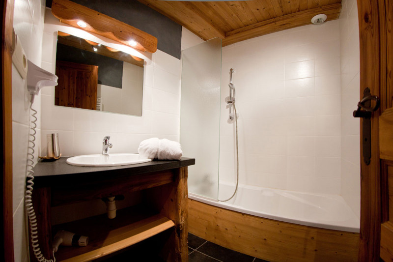 SALLE DE BAINS - APPARTEMENT LES ALPAGES D'AUGUSTE EGUA - VALLOIRE CENTRE SALLE DE BAINS - APPARTEMENT LES ALPAGES D'AUGUSTE EGUA - VALLOIRE CENTRE
