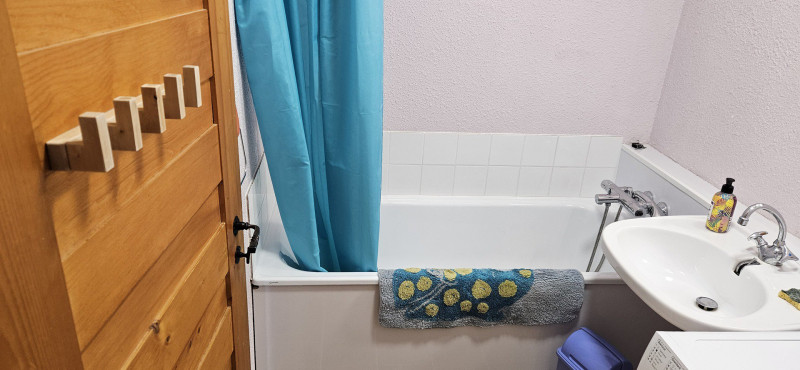 SALLE DE BAIN - STUDIO LES AROLLES H N°77 - VALLOIRE LES VERNEYS SALLE DE BAIN - STUDIO LES AROLLES H N°77 - VALLOIRE LES VERNEYS