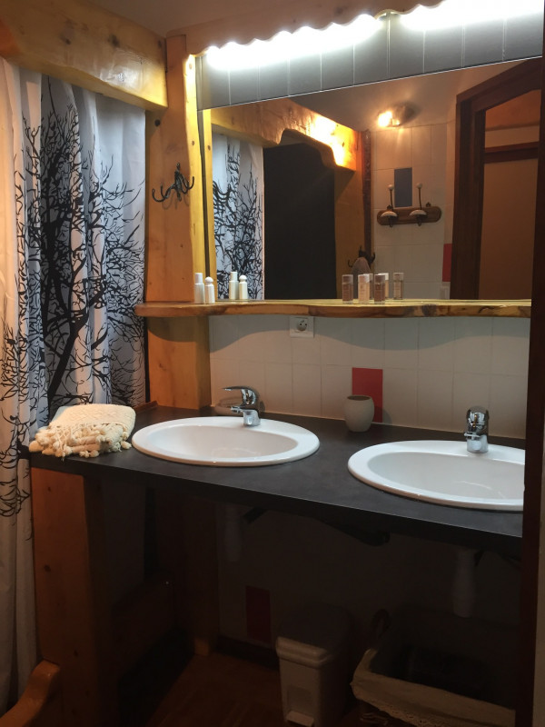 SALLE DE BAINS - APPARTEMENT LA HAUTE PARE - VALLOIRE BONNENUIT SALLE DE BAINS - APPARTEMENT LA HAUTE PARE - VALLOIRE BONNENUIT