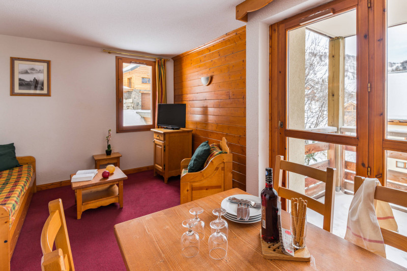 SALON - APPARTEMENT 4 PERSONNES - CHALETS DU GALIBIER LAGRANGE - VALLOIRE MOULIN BENJAMIN - VALLOIRE RESERVATIONS SALON - APPARTEMENT 4 PERSONNES - CHALETS DU GALIBIER LAGRANGE - VALLOIRE MOULIN BENJAMIN - VALLOIRE RESERVATIONS