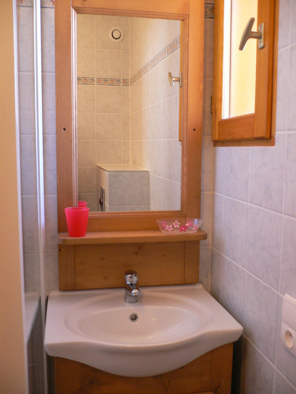 SALLE DE BAINS - APPARTMENT FOURCHU CHALET LES AIGUILLES - VALLOIRE LES CLOTS SALLE DE BAINS - APPARTMENT FOURCHU CHALET LES AIGUILLES - VALLOIRE LES CLOTS