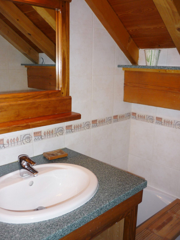 SALLE DE BAIN - APPARTEMENT GROS GRENIER A - VALLOIRE LE SERROZ SALLE DE BAIN - APPARTEMENT GROS GRENIER A - VALLOIRE LE SERROZ