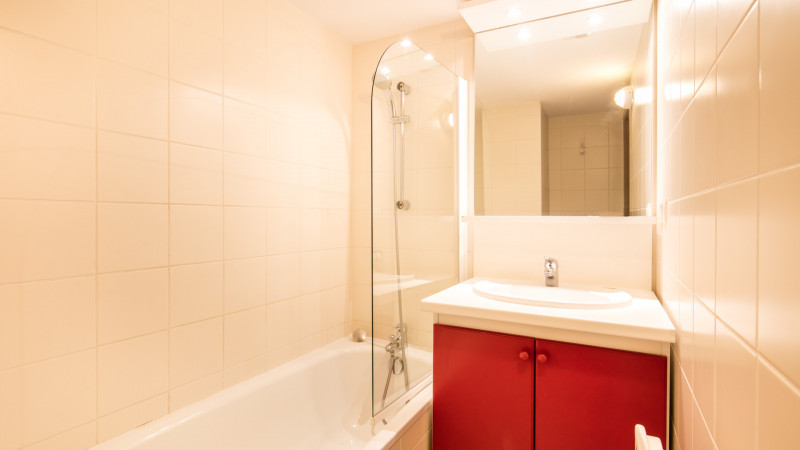 SALLE DE BAINS - HAMEAU DE VALLOIRE VACANCEOLE APPARTEMENT 7 PERSONNES - VALLOIRE LES CHOSEAUX SALLE DE BAINS - HAMEAU DE VALLOIRE VACANCEOLE APPARTEMENT 7 PERSONNES - VALLOIRE LES CHOSEAUX