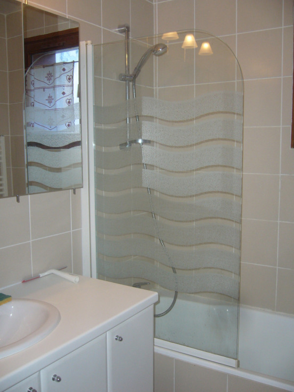SALLE DE BAINS - APPARTEMENT OLVERA - VALLOIRE LA BORGE - VALLOIRE RESERVATIONS SALLE DE BAINS - APPARTEMENT OLVERA - VALLOIRE LA BORGE - VALLOIRE RESERVATIONS