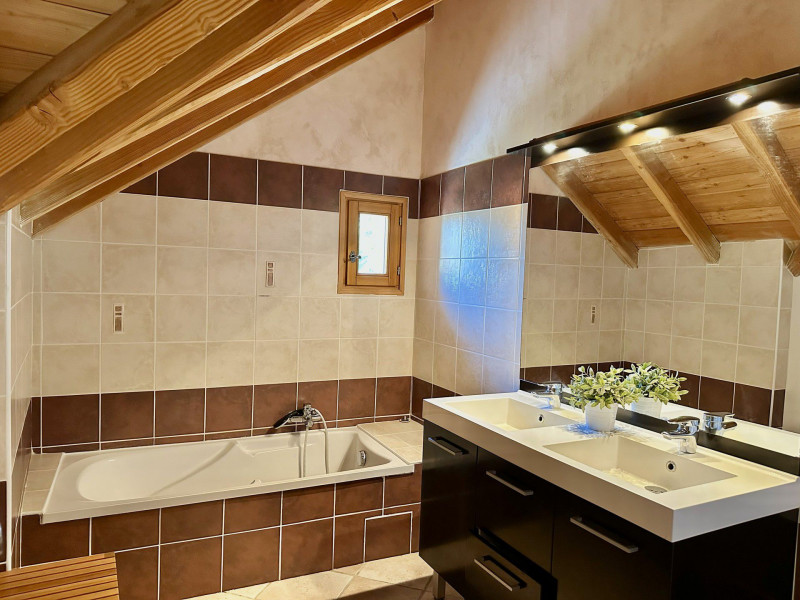 SALLE DE BAIN - APPARTEMENT CHEZ JUSTE FERME DES MOULINS-VALLOIRE LES VERNEYS SALLE DE BAIN - APPARTEMENT CHEZ JUSTE FERME DES MOULINS-VALLOIRE LES VERNEYS