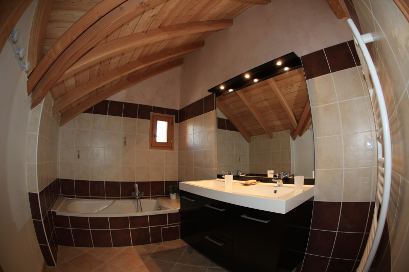 SALLE DE BAIN - APPARTEMENT CHEZ JUSTE FERME DES MOULINS-VALLOIRE LES VERNEYS SALLE DE BAIN - APPARTEMENT CHEZ JUSTE FERME DES MOULINS-VALLOIRE LES VERNEYS