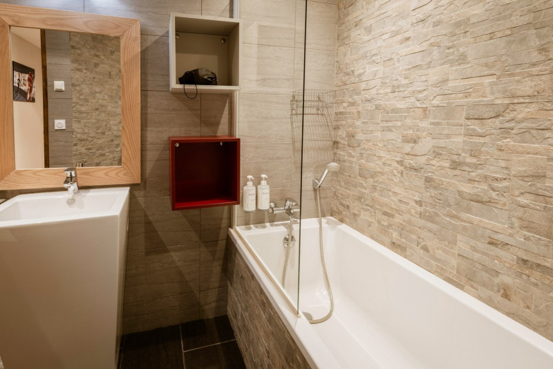 SALLE DE BAIN - APPARTEMENT ADRIEN 8 - VALLOIRE CENTRE SALLE DE BAIN - APPARTEMENT ADRIEN 8 - VALLOIRE CENTRE