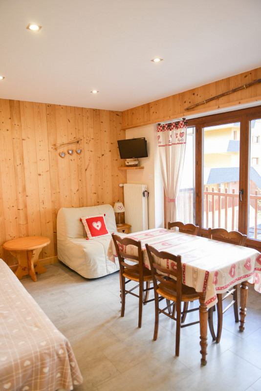 SALON - STUDIO STEM ROCHEBRUNE - VALLOIRE CENTRE SALON - STUDIO STEM ROCHEBRUNE - VALLOIRE CENTRE