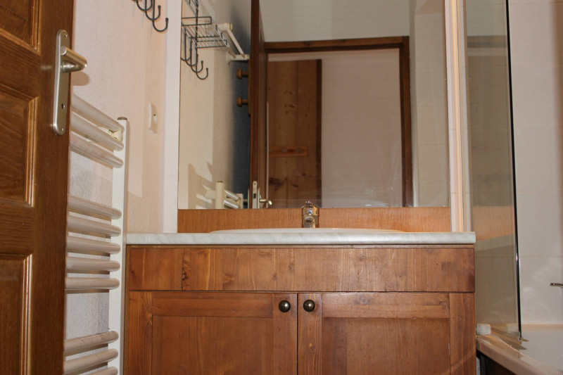 SALLE DE BAINS SEJOUR -APPARTEMENT AIREL 12 - LES VALMONTS- VALLOIRE LES CHARBONNIERES SALLE DE BAINS SEJOUR -APPARTEMENT AIREL 12 - LES VALMONTS- VALLOIRE LES CHARBONNIERES