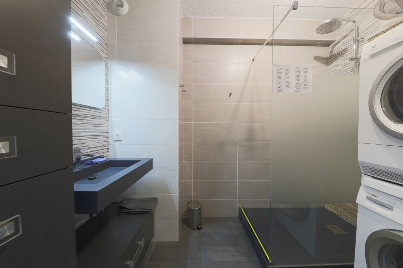 SALLE D'EAU - APPARTEMENT ROCHES FLEURIES B1 - VALLOIRE CENTRE SALLE D'EAU - APPARTEMENT ROCHES FLEURIES B1 - VALLOIRE CENTRE