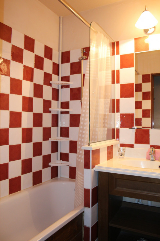 SALLE DE BAINS - APPARTEMENT CHALETS DE VALORIA DOLOMIE 31 - LES CHARBONNIERES VALLOIRE SALLE DE BAINS - APPARTEMENT CHALETS DE VALORIA DOLOMIE 31 - LES CHARBONNIERES VALLOIRE